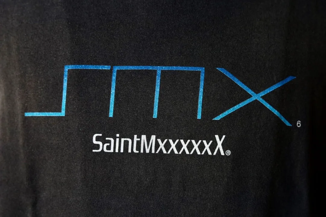 SAINT Mxxxxxx SM6 TEE/BLK latest model SM6 basic LOGO printed TEE, washed black S-XL, garment dyeing, heavy washing to make old, hanging holes, highly restored original printing, correct with anti-counterfeiting angel mark